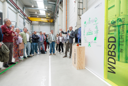 Personen in Produktionshalle