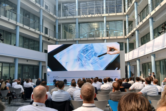 Menschen sitzen vor einer Präsentation beim Festo Innovation day 2025