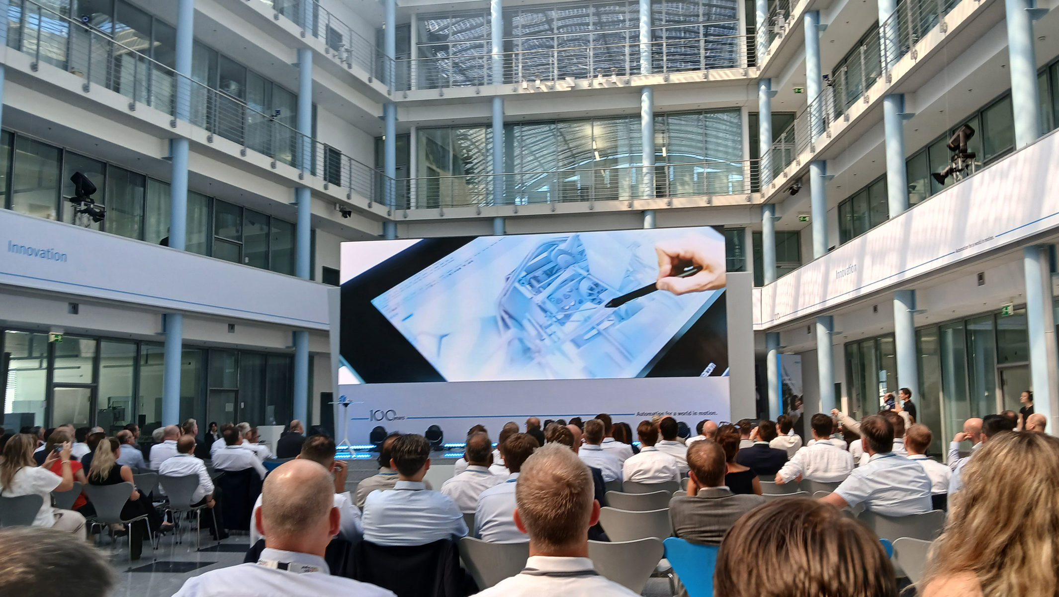 Menschen sitzen vor einer Präsentation beim Festo Innovation day 2025