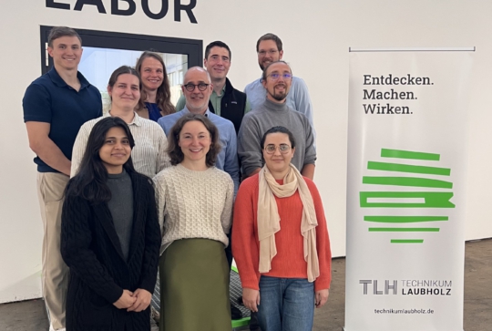 Personen stehen vor Biolabor