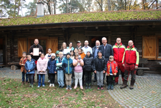 Schulklasse vor Waldklassenzimmer